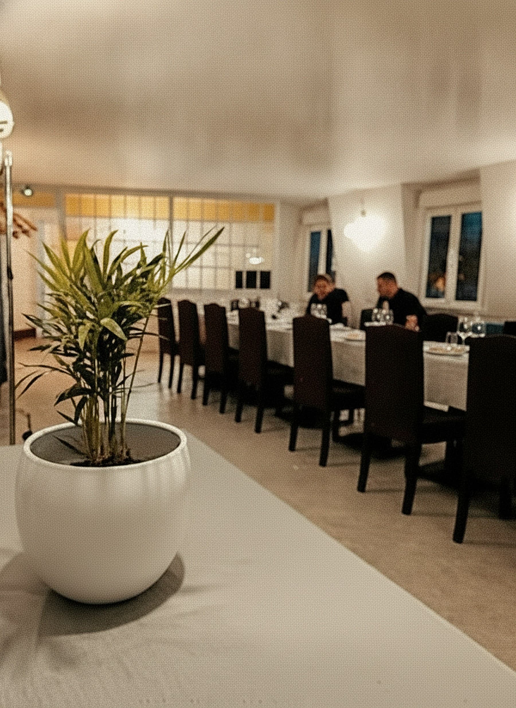 Salle du restaurant dressée pour un événement